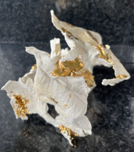 porseleinen organisch object met goudblad -Margreet Ledelay